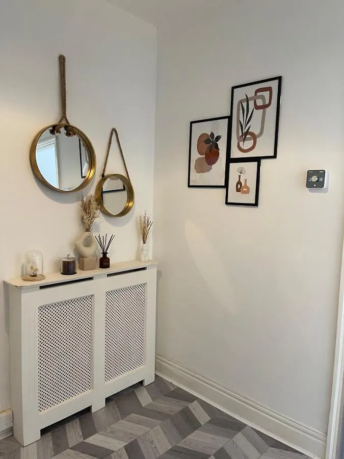 Stylish And Modern 3 Bed Apartment With Free Parking, Newcastle upon Tyne